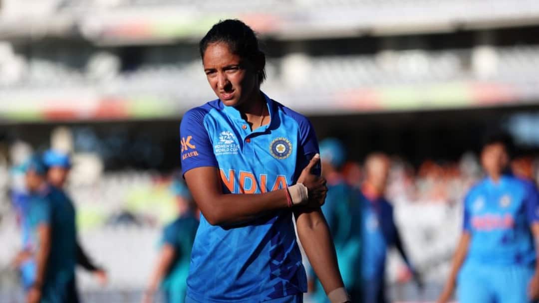 Harmanpreet Kaur has been suspended for 2 games by ICC Code of Conduct breach Harmanpreet Kaur: মেজাজ হারিয়ে শাস্তি পেলেন হরমনপ্রীত, ভারতীয় অধিনায়ককে দুই ম্যাচ নির্বাসিত করল আইসিসি