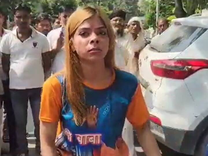 Rampur Muslim woman High Voltage Drama in Collectorate Parisar said I am Hindu ANN UP News: 'मैं मुस्लिम नहीं कट्टर हिंदू हूं', रामपुर कलेक्ट्रेट परिसर में महिला ने काटा बवाल, परिजनों ने किया ये दावा
