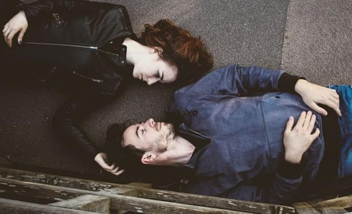 কাউকে ভালবাসলে তাঁর উপর নির্ভরশীল হয়ে পড়ি আমরা। জীবনের সব সিদ্ধান্ত তাঁকে মাথায় রেখে নিতে শুরু করি। তাঁর পছন্দ-অপছন্দ অনুযায়ী পাল্টে ফেলি নিজেকেও। তাতের নিজের ব্যক্তিসত্তা হারিয়ে ফেলি আমরা।