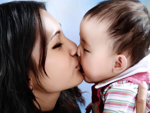 Viral News: ਆਪਣੇ ਹੀ ਬੱਚੇ ਨੂੰ ਚੁੰਮਣ 'ਤੇ ਪਛਤਾ ਰਹੀ ਔਰਤ, ਹੋ ਗਈ ਦੁਰਲੱਭ ਬੀਮਾਰੀ ਦਾ ਸ਼ਿਕਾਰ, ਜਾਣਨ ਤੋਂ ਬਾਅਦ ਨਹੀਂ ਕਰੋਂਗੇ ਇਹ ਗਲਤੀ woman regretted kissing her own kid when unborn second child to be disabled Viral News: ਆਪਣੇ ਹੀ ਬੱਚੇ ਨੂੰ ਚੁੰਮਣ 'ਤੇ ਪਛਤਾ ਰਹੀ ਔਰਤ, ਹੋ ਗਈ ਦੁਰਲੱਭ ਬੀਮਾਰੀ ਦਾ ਸ਼ਿਕਾਰ, ਜਾਣਨ ਤੋਂ ਬਾਅਦ ਨਹੀਂ ਕਰੋਂਗੇ ਇਹ ਗਲਤੀ