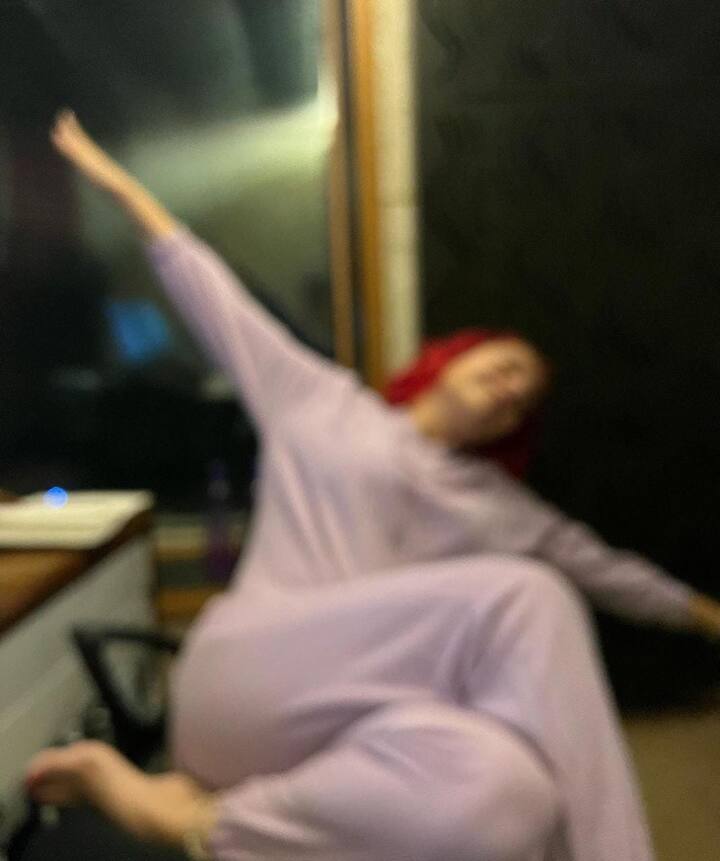 ਜੈਸਮੀਨ ਸੈਂਡਲਾਸ ਪੰਜਾਬੀ ਇੰਡਸਟਰੀ ਦੀਆਂ ਟੌਪ ਗਾਇਕਾਵਾਂ ਵਿਚੋਂ ਇੱਕ ਹੈ, ਪਰ ਉਹ ਆਪਣੇ ਗੀਤਾਂ ਨਾਲੋਂ ਜ਼ਿਆਦਾ ਆਪਣੇ ਬੋਲਡ ਅੰਦਾਜ਼ ਲਈ ਸੁਰਖੀਆਂ 'ਚ ਰਹਿੰਦੀ ਹੈ। ਹਾਲਾਂਕਿ ਆਪਣੇ ਬੋਲਡ ਅੰਦਾਜ਼ ਲਈ ਜੈਸਮੀਨ ਨੂੰ ਕਈ ਵਾਰ ਟਰੋਲ ਵੀ ਹੋਣਾ ਪੈਂਦਾ ਹੈ।