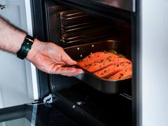 माइक्रोवेव में भूलकर भी गर्म ना करें ये फूड, बन जाता है 'जहर'