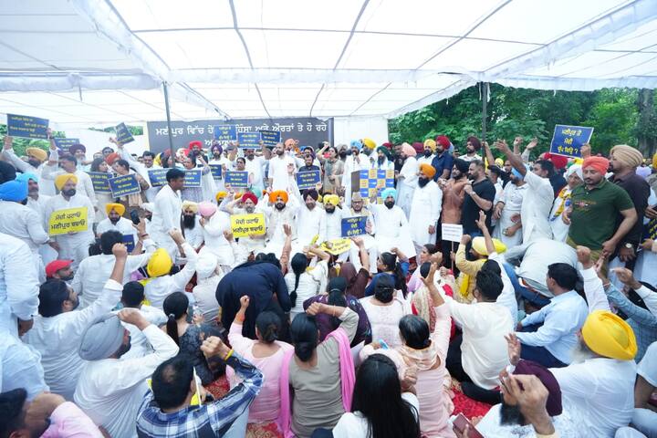 ਸ਼ਾਂਤਮਈ ਢੰਗ ਨਾਲ ਪ੍ਰਦਰਸ਼ਨ ਕਰ ਰਹੇ 'ਆਪ' ਵਰਕਰਾਂ 'ਤੇ ਚੰਡੀਗੜ੍ਹ ਪੁਲਿਸ ਨੇ ਵਹਿਸ਼ੀ ਰਵੱਈਆ ਅਪਣਾਇਆ। ਪੁਲੀਸ ਨੇ ‘ਆਪ’ ਵਰਕਰਾਂ ਤੇ ਆਗੂਆਂ ’ਤੇ ਲਾਠੀਚਾਰਜ ਕੀਤਾ, ਜਿਸ ਕਾਰਨ ਕਈ ਵਰਕਰ ਜ਼ਖ਼ਮੀ ਹੋ ਗਏ।