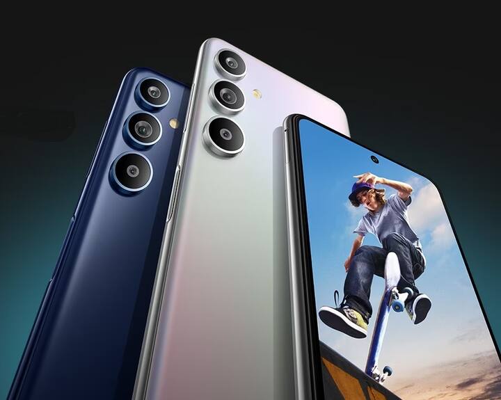 Samsung Galaxy F54 5G: सैमसंग में यह स्मार्टफोन बैटरी के मामले में आपकी उम्मीदों पर खरा उतरने का दम रखता है. 6000mAh बैटरी वाले इस हैंडसेट (8GB+256GB वैरिएंट) की फ्लिपकार्ट पर कीमत 29,999 रुपये है. इस फोन में 108MP + 8MP + 2MP का रीयर कैमरा सेटअप है और 32MP फ्रंट कैमरा है.