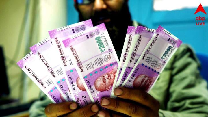 নোটবন্দির পরে পরবর্তী পদক্ষেপ হিসেবে ভারতীয় মুদ্রা দুনিয়ায় প্রবেশ ঘটে ২০০০ টাকার নোটের ।  ছবি - পিটিআই