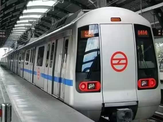 Delhi Metro: दो नहीं अब सिर्फ एक बोतल शराब की ही मेट्रो में हो इजाजत, आबकारी विभाग बदलना चाहती है नियम Delhi Metro: दो नहीं अब सिर्फ एक बोतल शराब की ही मेट्रो में हो इजाजत, आबकारी विभाग बदलना चाहती है नियम