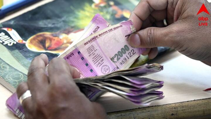 ২০২৩ সালে ১৯ মে, RBI ঘোষণা করে ২০০০ টাকার নোট বাজার থেকে তুলে নেওয়া হবে। তবে সাধারণ মানুষ ৩০ সেপ্টেম্বর পর্যন্ত ২০০০ টাকার নোট ব্যাঙ্কে জমা দিতে পারবে। ছবি - পিটিআই