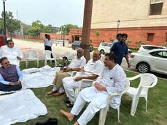 राज्यसभा सांसद संजय सिंह के निलंबन के खिलाफ प्रदर्शन में पहुंचे शरद पवार, खुद ट्वीट की तस्वीर