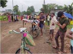 महाराष्ट्र: एंबुलेंस का इंतजार करता रहा परिवार, फिर बाइक पर खाट बांधकर घर लाया शव