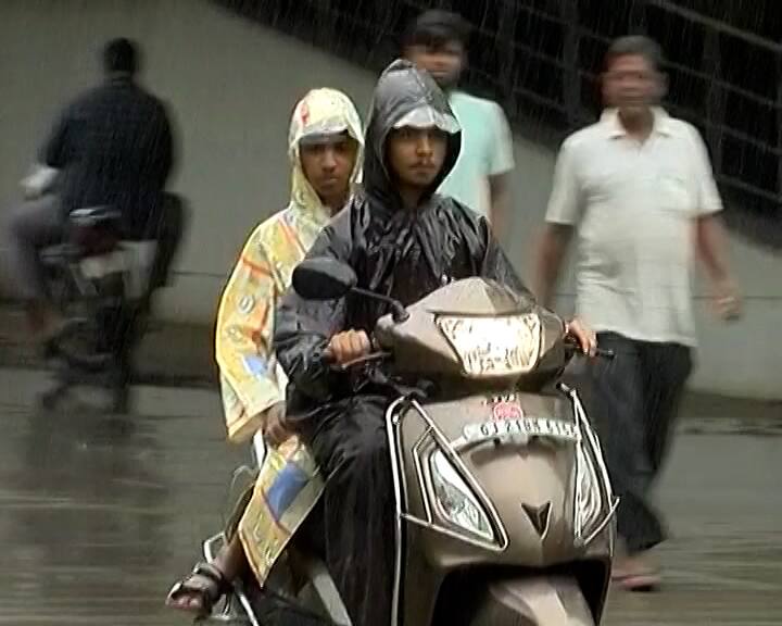 Met department forecast of normal to moderate rain in the state for the next 3 hours આગામી 3 કલાકમાં રાજ્યના આ વિસ્તારમાં ગાજવીજ સાથે પડશે વરસાદ, જાણો હવામાન વિભાગની શું છે આગાહી