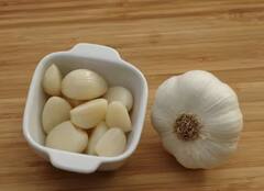 Garlic benefits: ਖਾਲੀ ਪੇਟ ਲਸਣ ਖਾਣ ਨਾਲ ਸਰੀਰ ਨੂੰ ਹੁੰਦੇ ਇਹ ਫਾਇਦੇ, ਪਰ ਇਨ੍ਹਾਂ ਲੋਕਾਂ ਨੂੰ ਕਰਨਾ ਚਾਹੀਦਾ ਪਰਹੇਜ਼