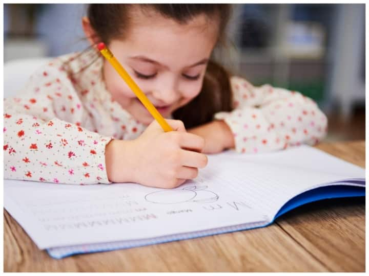 5 tips to improve your kids handwriting helpful tips to improve handwriting नहीं समझ आती आपके बच्चे की लिखावट? इन 5 टिप्स की मदद से सुधारें हैंडराइटिंग