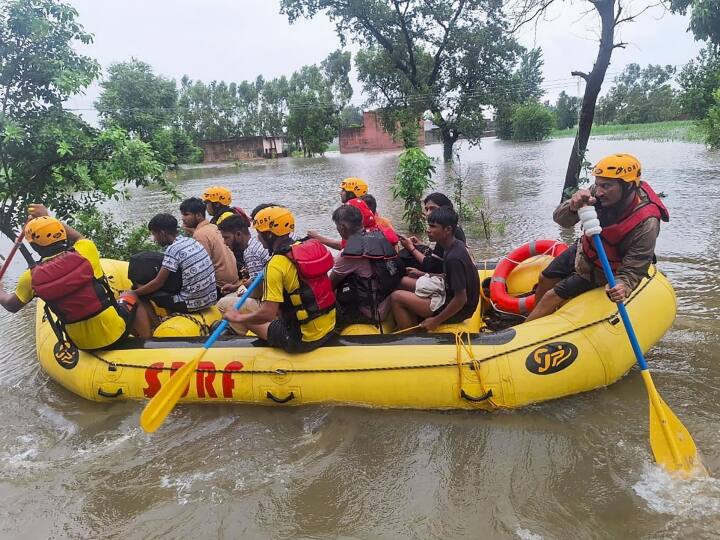 UP Flood Haridwar Ganga River Water level on Alert Noida Mathura Meerut Aligarh Yamuna and Hindon River UP Flood: यूपी के 13 जिलों में बाढ़ से तबाही, गंगा अलर्ट लेवल से ऊपर, कानपुर और गाजियाबाद के इन इलाकों में घुसा पानी