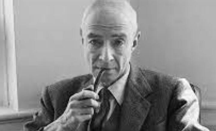 তার পর যত দিন বেঁচে ছিলেন, পরমাণু অস্ত্রের ব্যবহার বন্ধ করার দাবিতেই লড়াই চালিয়ে যান অপেনহাইমার। বিশেষ করে হাইড্রোজেন বোমা তৈরির বিপক্ষে ছিলেন তিনি। আমেরিকা সরকারের বিপক্ষে মতও দিয়েছিলেন।