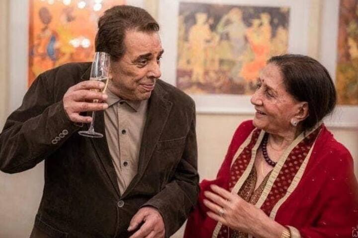 धर्मेंद्र – इस लिस्ट का सबसे पहला नाम बॉलीवुड के हीमैन यानि धर्मेंद्र का नाम है. जिन्होंने दो शादियां की हैं. धर्मेंद्र की पहली शादी प्रकाश कौर के साथ हुई थी. जिनसे उनके दो बेटे और दो बेटियां हैं. यानि 4 बच्चे हैं.