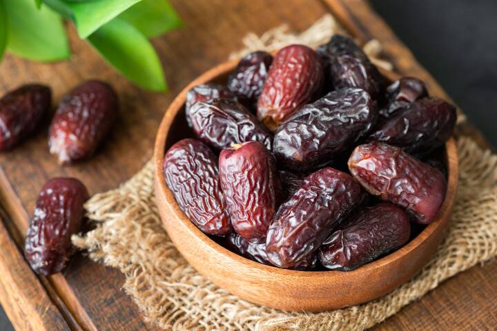 குளிர் காலத்தில் சூரிய ஒளி நம்மீது குறைவாகப்படுவதால், உடலில் வைட்டமின் டி உற்பத்தி குறைவாக இருக்கும். எலும்புகளுக்கு வலுசேர்க்க வைட்டமின் டி பெரிதும் உதவுகிறது.