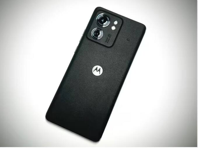 Moto Edge 40: ਇਸ ਸਮਾਰਟਫੋਨ ਦੀ ਕੀਮਤ 29,999 ਰੁਪਏ ਹੈ। ਇਸ ਵਿੱਚ ਤੁਹਾਨੂੰ MediaTek Dimensity 8020 ਪ੍ਰੋਸੈਸਰ, 4400 mAh ਬੈਟਰੀ, 6.55 ਇੰਚ ਡਿਸਪਲੇ ਅਤੇ 50+13MP ਡਿਊਲ ਕੈਮਰਾ ਸੈੱਟਅਪ ਮਿਲਦਾ ਹੈ। ਕੰਪਨੀ ਫਰੰਟ 'ਚ ਸੈਲਫੀ ਅਤੇ ਵੀਡੀਓ ਕਾਲਿੰਗ ਲਈ 32MP ਕੈਮਰਾ ਪੇਸ਼ ਕਰਦੀ ਹੈ। ਤੁਸੀਂ ਫਲਿੱਪਕਾਰਟ ਤੋਂ ਬਲੈਕ, ਬਲੂ, ਹਰੇ ਅਤੇ ਮੈਜੇਂਟਾ ਰੰਗਾਂ 'ਚ ਸਮਾਰਟਫੋਨ ਖਰੀਦ ਸਕਦੇ ਹੋ।