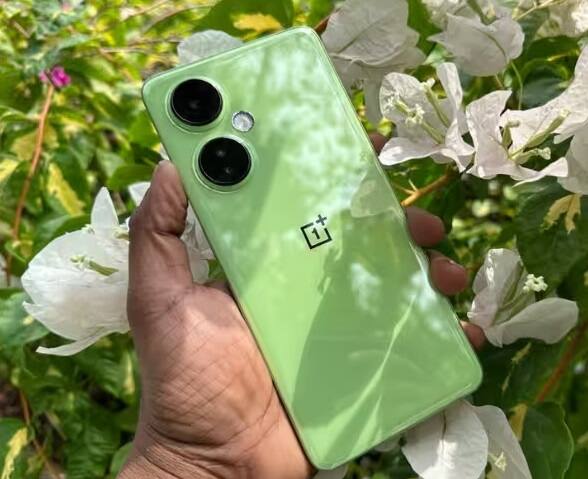 OnePlus Nord CE3 5G: આ ફોનમાં 80W ફાસ્ટ ચાર્જિંગ સાથે 5000 mAh બેટરી, સ્નેપડ્રેગન 782G ચિપસેટ, 6.7-ઇંચ ડિસ્પ્લે અને 50MP પ્રાઇમરી કેમેરા છે. મોબાઇલ ફોનની કિંમત બેઝ વેરિઅન્ટ માટે રૂ. 26,999 અને ટોપ વેરિએન્ટ માટે રૂ. 28,999 છે.