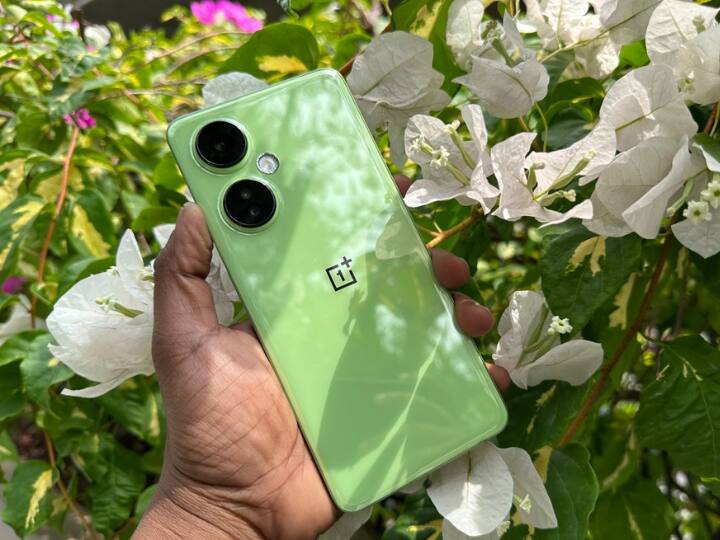 OnePlus Nord CE3 5G: इस फोन में 5000 एमएएच की बैटरी 80 वॉट के फास्ट चार्जिंग के साथ,Snapdragon 782G चिपसेट, 6.7 इंच की डिस्प्ले और 50MP का प्राइमरी कैमरा मिलता है. मोबाइल फोन की कीमत बेस वेरिएंट के लिए 26,999 रुपये और टॉप वेरिएंट के लिए 28,999 रुपये है.