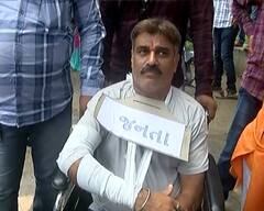 Protest: રાજકોટમાં ખરાબ રોડ રસ્તાને લઈ કોંગ્રેસે કર્યો અનોખો વિરોધ, જુઓ તસવીરો