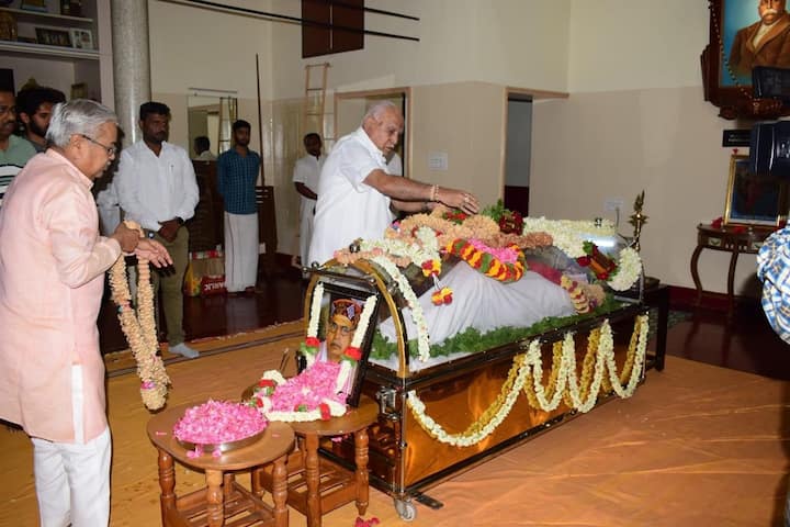 त्यांच्यासोबत भाजप अध्यक्ष जे.पी.नड्डा आणि केंद्रीय मंत्री धर्मेंद्र प्रधान देखील देवी यांचं अंत्यदर्शन घेतील.