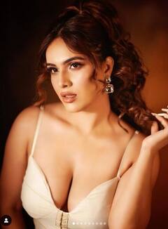 Neha Malik: ਨੇਹਾ ਮਲਿਕ ਨੇ ਰਿਵੀਲਿੰਗ ਆਊਟਫਿਟ ਵਿੱਚ ਮਚਾਈ ਤਬਾਹੀ, ਫੋਟੋਆਂ ਦੇਖ ਦਿਲ ਹਾਰ ਬੈਠੇ ਪ੍ਰਸ਼ੰਸਕ