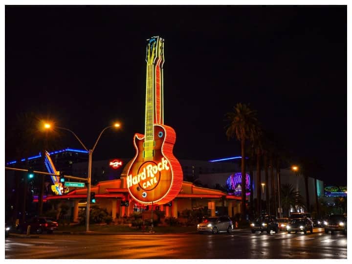 लास वेगास को कसिनो, लग्जरी होटल, क्रेजी नाइटलाइफ की वजह से पसंद किया जाता है. यहां बड़ी संख्या में कसिनो, क्लब, पार्टी प्लेस हैं, जिसकी वजह से यहां की रात दिन से ज्यादा गुलजार है.