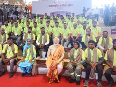 IN PICS: प्रगति मैदान में IECC कन्वेंशन सेंटर बनाने वाले मजदूरों से यूं मिले पीएम मोदी, खुद शेयर की तस्वीरें