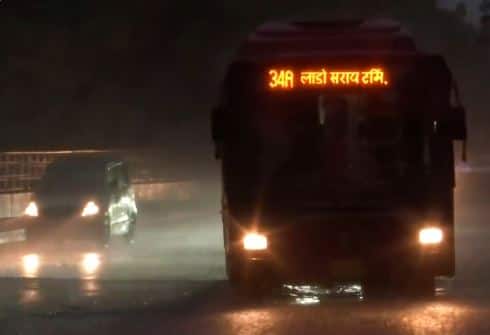 Delhi Rain: तूफानी बारिश में डूबा दिल्ली-NCR! जाम से लोग बेहाल, तस्वीरों में देखें कब मिलेगी राहत