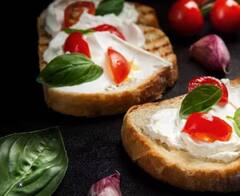 Mozzarella Bruschetta: संध्याकाळच्या स्नॅक्समध्ये कुरकुरीत काहीतरी खायचे असेल तर एकदा Mozzarella Bruschetta ची चव नक्की चाखा.