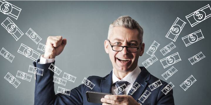 आजकाल लोक सोशल मीडियाच्या माध्यमातून घरी बसून पैसे कमवत आहेत, त्यांना फक्त त्यांचे व्हिडीओ अपलोड करून प्रेक्षकांना प्रभावित करायचे आहे.