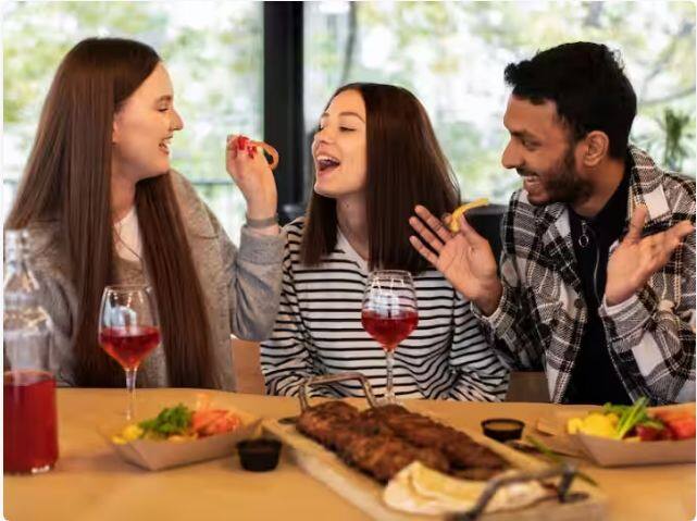 Health Care Tips : ਭੋਜਨ ਵੰਡਣਾ ਵੈਸੇ ਵੀ ਚੰਗੀ ਆਦਤ ਹੈ। ਤੁਸੀਂ ਵੀ ਅਕਸਰ ਸੁਣਦੇ ਹੋਵੋਗੇ ਕਿ ਜੂਠਾ ਖਾਣ ਨਾਲ ਪਿਆਰ ਵਧਦਾ ਹੈ। ਲੋਕ ਅਕਸਰ ਦਫਤਰ ਜਾਂ ਸਕੂਲ ਵਿੱਚ ਦੂਜਿਆਂ ਨਾਲ ਦੁਪਹਿਰ ਦਾ ਖਾਣਾ ਸਾਂਝਾ ਕਰਦੇ ਹਨ। ਪਰ ਕੀ ਤੁਸੀਂ ਜਾਣਦੇ ਹੋ ਕਿ ਭੋਜਨ ਵੰਡ ਕੇ ਖਾਣ ਦੀ ਇਹ ਆਦਤ ਸਿਹਤ ਲਈ ਕਿੰਨੀ ਖਤਰਨਾਕ ਸਾਬਤ ਹੋ ਸਕਦੀ ਹੈ।