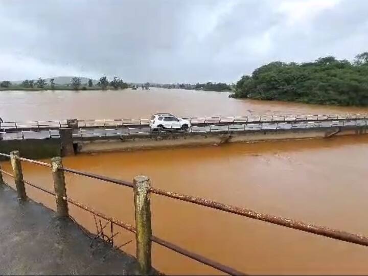 जिल्ह्यातील एकूण 81 बंधारे पाण्याखाली आहेत.