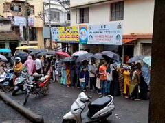 Gruha Lakshmi Scheme 2023 : बेळगावात गृहलक्ष्मी योजनेचा अर्ज भरण्यासाठी महिलांच्या लांबच लांब रांगा