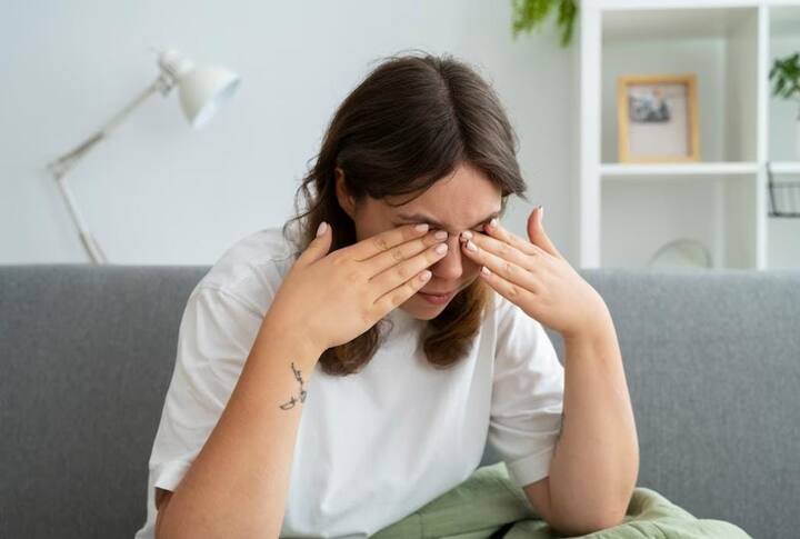 मानसून के मौसम में आपकी आंखें संक्रमण के प्रति अधिक संवेदनशील होती हैं.अपनी आंखों को गंदे हाथों से छूने या रगड़ने से बचें, क्योंकि इससे हानिकारक बैक्टीरिया या वायरस आ सकते हैं, जिससे आंखों में संक्रमण हो सकता है.