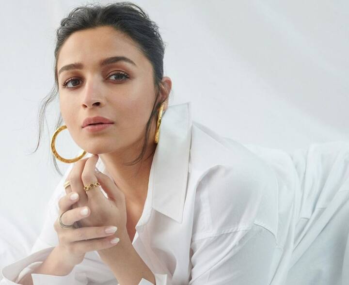 Alia Bhatt Bag: તમે ઘણીવાર બોલિવૂડની સુંદર અભિનેત્રી આલિયા ભટ્ટને મોંઘી હેન્ડબેગ લઈને જતી જોઈ હશે. પરંતુ આજે અમે તમને જણાવવા જઈ રહ્યા છીએ કે અભિનેત્રી પોતાની બેગની અંદર શું રાખે છે.