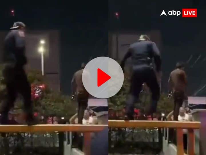 Man was about to commit suicide by jumping from bridge police saved in MEXICO video viral पुल से कूदकर सुसाइड करने ही वाला था शख्स... तभी पुलिस ने जान पर खेलकर नीचे उतारा, Video Viral
