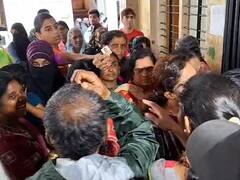 Gruha Lakshmi Scheme 2023 : बेळगावात गृहलक्ष्मी योजनेचा अर्ज भरण्यासाठी महिलांच्या लांबच लांब रांगा