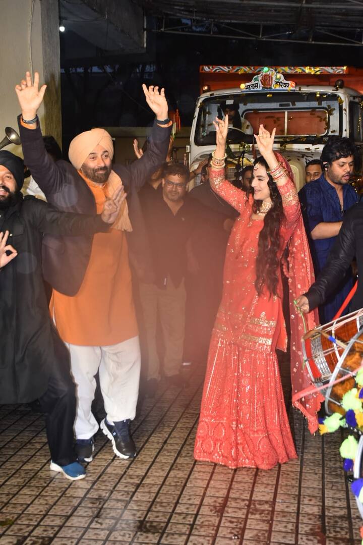 ट्रेलर लॉन्च इवेंट में पहुंचते ही सनी देओल और अमीषा पटेल ढोल की धुन पर जमकर नाचे. दोनों की ये तस्वीरें सोशल मीडिया पर खूब वायरल हो रही हैं.