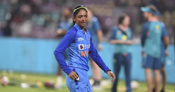 विकेट पर मारा बल्ला, फिर अंपायर से बहस.. भारतीय कप्तान Harmanpreet Kaur पर लगा बैन| Sports LIVE