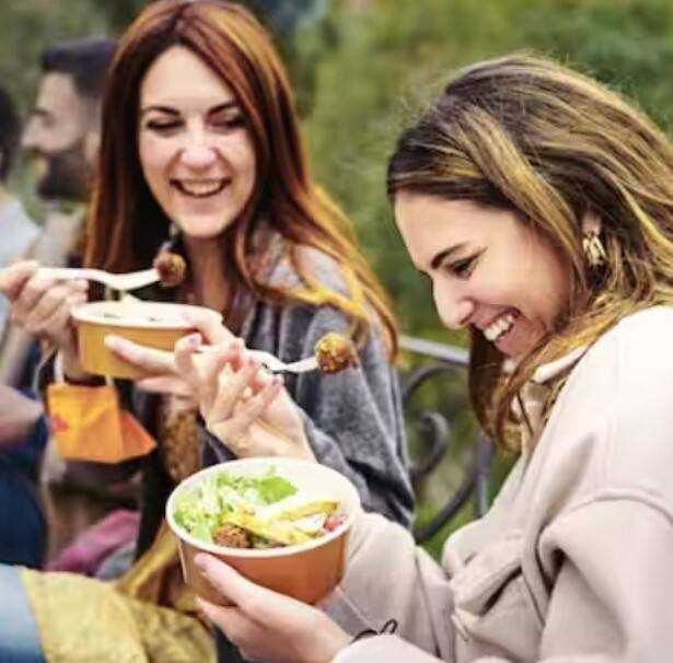 ਆਮ ਤੌਰ 'ਤੇ ਅਜਿਹਾ ਨਹੀਂ ਕਰਨਾ ਚਾਹੀਦਾ, ਕਿਉਂਕਿ ਕੇਕ 'ਤੇ ਮੌਜੂਦ ਵੱਖ-ਵੱਖ ਲੋਕਾਂ ਦੇ ਥੁੱਕ ਦੀਆਂ ਬੂੰਦਾਂ ਹੁੰਦੀਆਂ ਹਨ। ਜੇਕਰ ਕਿਸੇ ਵਿਅਕਤੀ ਨੂੰ ਕਿਸੇ ਵੀ ਤਰ੍ਹਾਂ ਦੀ ਇਨਫੈਕਸ਼ਨ ਹੈ ਤਾਂ ਉਹ ਇਨਫੈਕਸ਼ਨ ਕੇਕ ਰਾਹੀਂ ਆਸਾਨੀ ਨਾਲ ਤੁਹਾਡੇ ਤੱਕ ਪਹੁੰਚ ਸਕਦੀ ਹੈ।