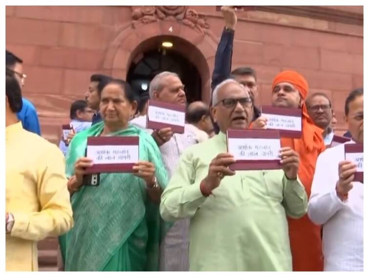 WATCH: BJP Leaders Protest Outside Parliament Against Rajasthan CM Ashok Gehlot With 'Red Diaries' WATCH: BJP Leaders Protest Outside Parliament Against Rajasthan CM Ashok Gehlot With 'Red Diaries'