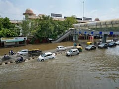 दिल्ली NCR में भारी बारिश के बाद हुए जलजमाव से लोगों की बढ़ी मुश्किलें, नोएडा के सभी स्कूल बंद