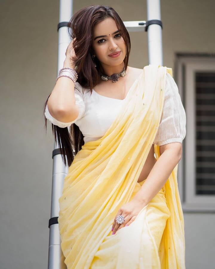 పూజిత పొన్నాడ లేటెస్ట్ ఫోటోలను ఇక్కడ చూడండి.