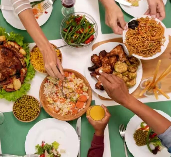 ਬਹੁਤ ਸਾਰੇ ਲੋਕ ਅਜਿਹੇ ਹਨ ਜਿਨ੍ਹਾਂ ਨੂੰ ਖਾਣਾ ਖਾਣ ਤੋਂ ਪਹਿਲਾਂ ਹੱਥ ਧੋਣ ਦੀ ਆਦਤ ਨਹੀਂ ਹੁੰਦੀ। ਜੇਕਰ ਤੁਸੀਂ ਅਜਿਹੇ ਵਿਅਕਤੀ ਨਾਲ ਆਪਣਾ ਭੋਜਨ ਸਾਂਝਾ ਕਰ ਰਹੇ ਹੋ ਤਾਂ ਉਸ ਦੇ ਹੱਥ ਦੇ ਬੈਕਟੀਰੀਆ ਆਸਾਨੀ ਨਾਲ ਤੁਹਾਡੇ ਸਰੀਰ ਵਿੱਚ ਦਾਖਲ ਹੋ ਸਕਦੇ ਹਨ।