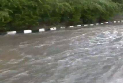 Delhi Rain: तूफानी बारिश में डूबा दिल्ली-NCR! जाम से लोग बेहाल, तस्वीरों में देखें कब मिलेगी राहत