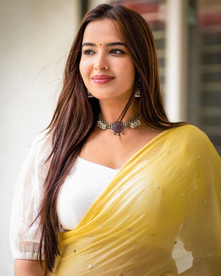 ప్రస్తుతం స్టార్ హీరోల సినిమాల్లో క్యారెక్టర్ ఆర్టిస్ట్ గా నటిస్తూనే మరోవైపు చిన్న సినిమాల్లోనూ లీడ్ రోల్స్ చేస్తోంది.