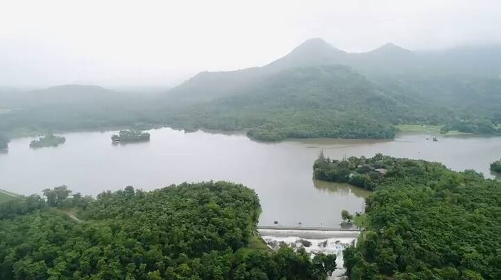 सिंधुदुर्गात सध्या मुसळधार पाऊस पडत असून नदी, नाले, ओहोळ दुथडी भरुन वाहत आहेत.