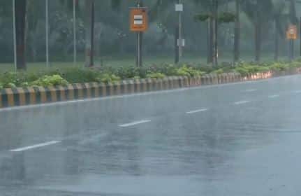Delhi Rain: तूफानी बारिश में डूबा दिल्ली-NCR! जाम से लोग बेहाल, तस्वीरों में देखें कब मिलेगी राहत