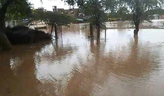 कोकणातील रायगड आणि रत्नागिरी जिल्ह्याला आज पावसाचा रेड अलर्ट जारी करण्यात आला आहे.